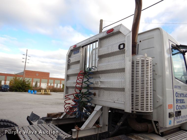 image for item JL9913 2013 Volvo VN  semi truck