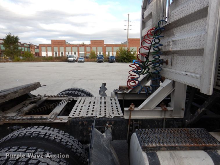 image for item JL9913 2013 Volvo VN  semi truck