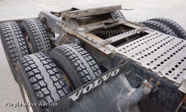 image for item JL9913 2013 Volvo VN  semi truck