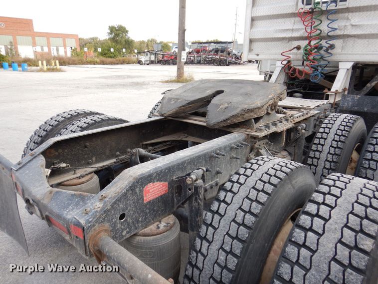 image for item JL9913 2013 Volvo VN  semi truck