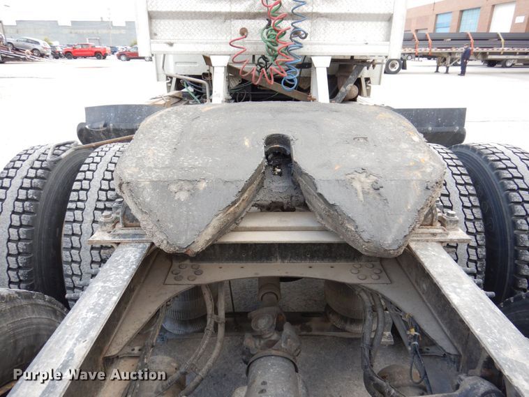 image for item JL9913 2013 Volvo VN  semi truck