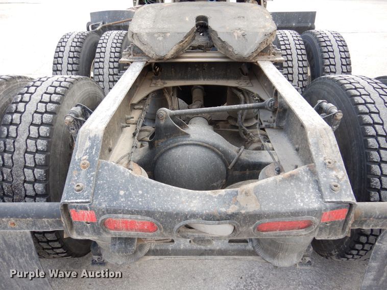 image for item JL9913 2013 Volvo VN  semi truck