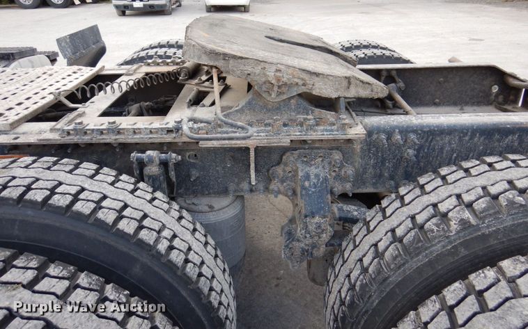 image for item JL9913 2013 Volvo VN  semi truck