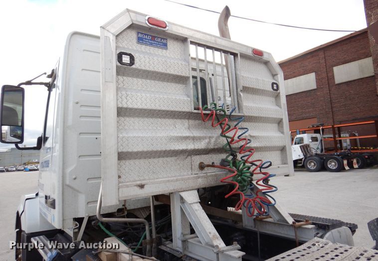 image for item JL9913 2013 Volvo VN  semi truck