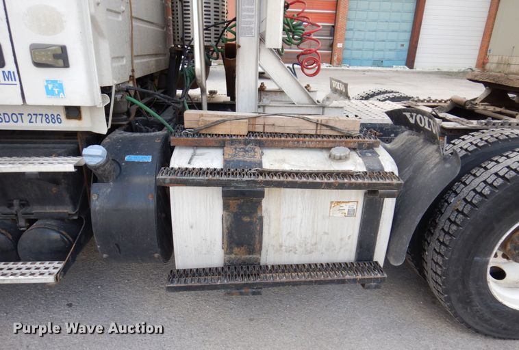 image for item JL9913 2013 Volvo VN  semi truck