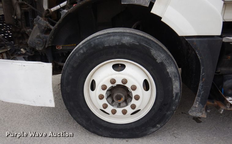 image for item JL9913 2013 Volvo VN  semi truck