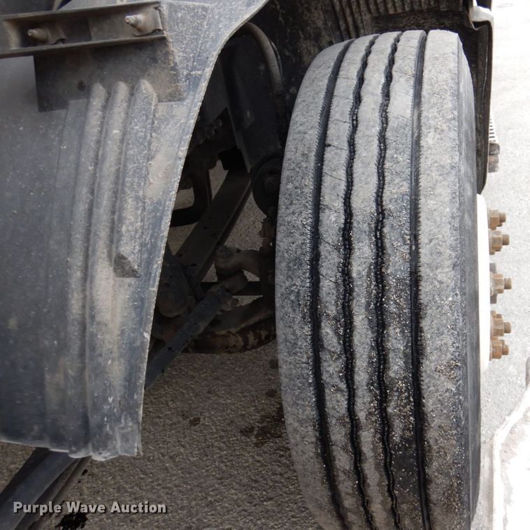 image for item JL9913 2013 Volvo VN  semi truck