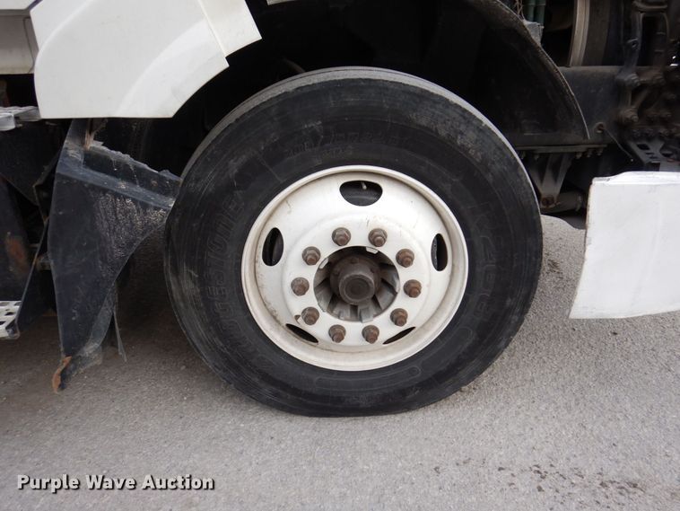 image for item JL9913 2013 Volvo VN  semi truck