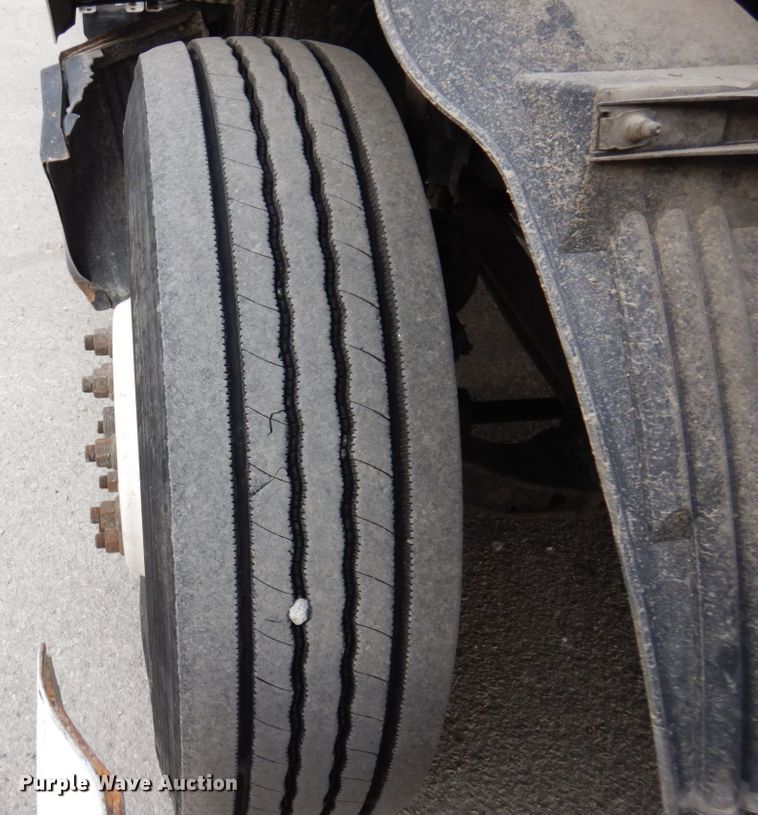 image for item JL9913 2013 Volvo VN  semi truck