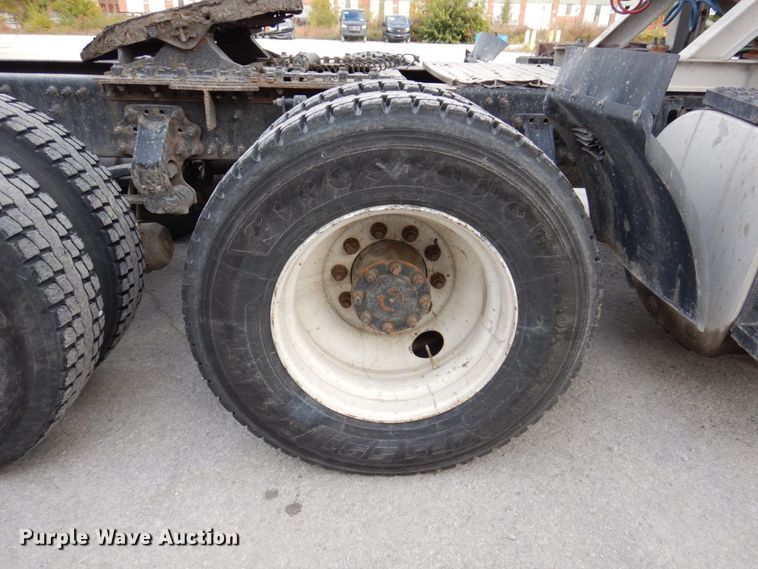 image for item JL9913 2013 Volvo VN  semi truck