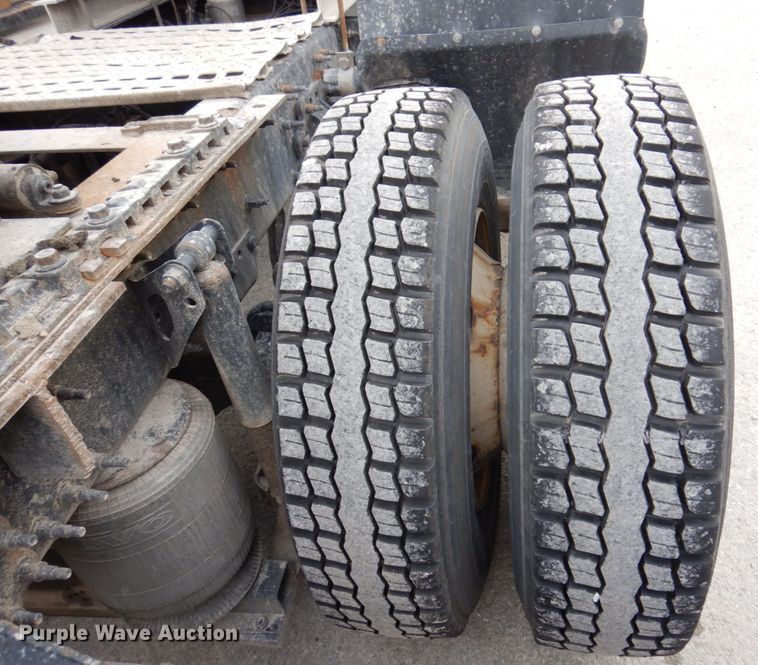 image for item JL9913 2013 Volvo VN  semi truck