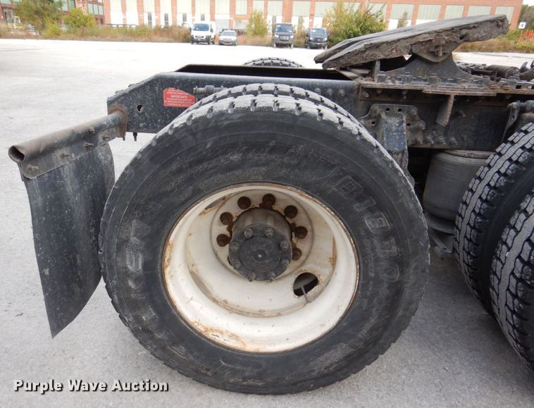 image for item JL9913 2013 Volvo VN  semi truck