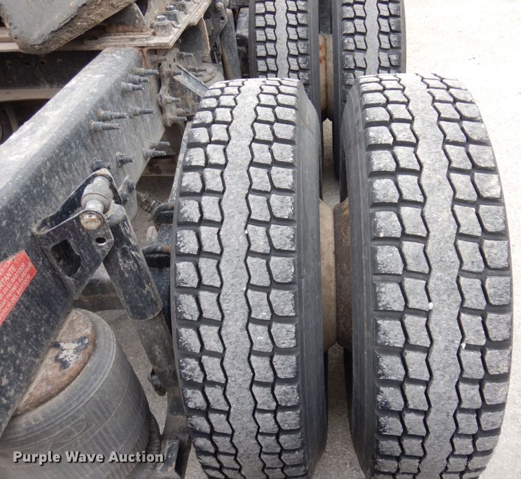 image for item JL9913 2013 Volvo VN  semi truck