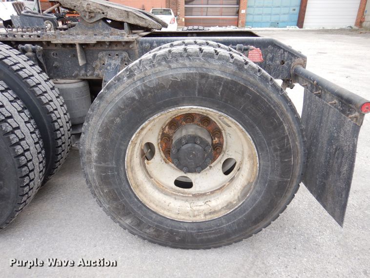 image for item JL9913 2013 Volvo VN  semi truck