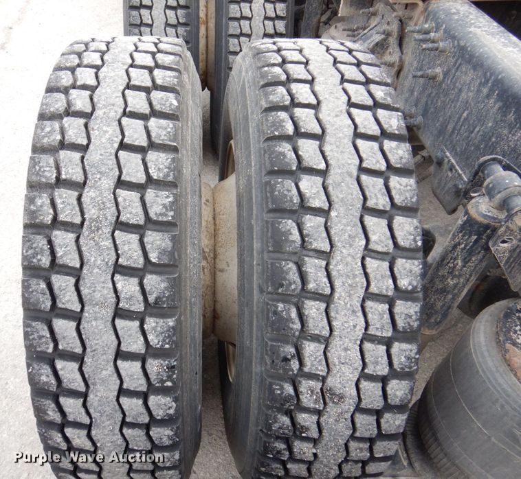 image for item JL9913 2013 Volvo VN  semi truck