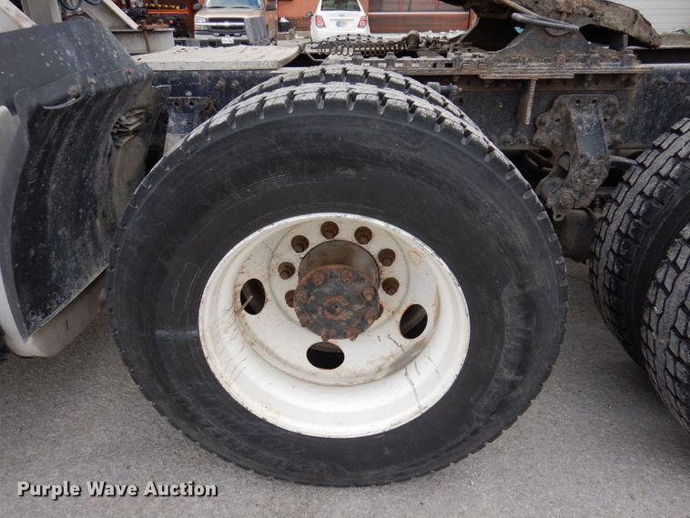 image for item JL9913 2013 Volvo VN  semi truck