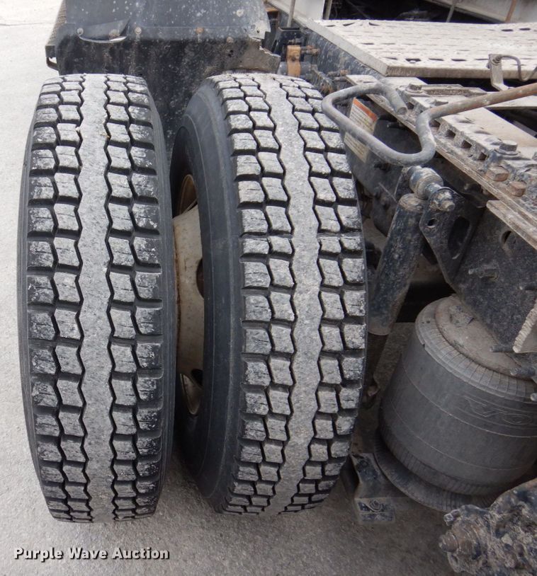 image for item JL9913 2013 Volvo VN  semi truck