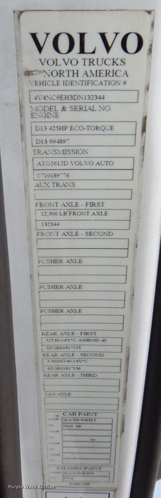 image for item JL9913 2013 Volvo VN  semi truck