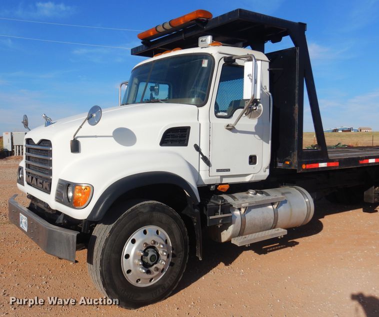 image for item KO9918 2005 Mack CV713  rollback truck