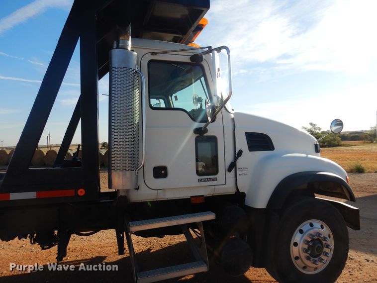 image for item KO9918 2005 Mack CV713  rollback truck