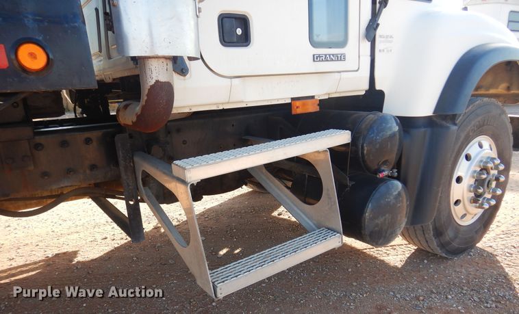 image for item KO9918 2005 Mack CV713  rollback truck