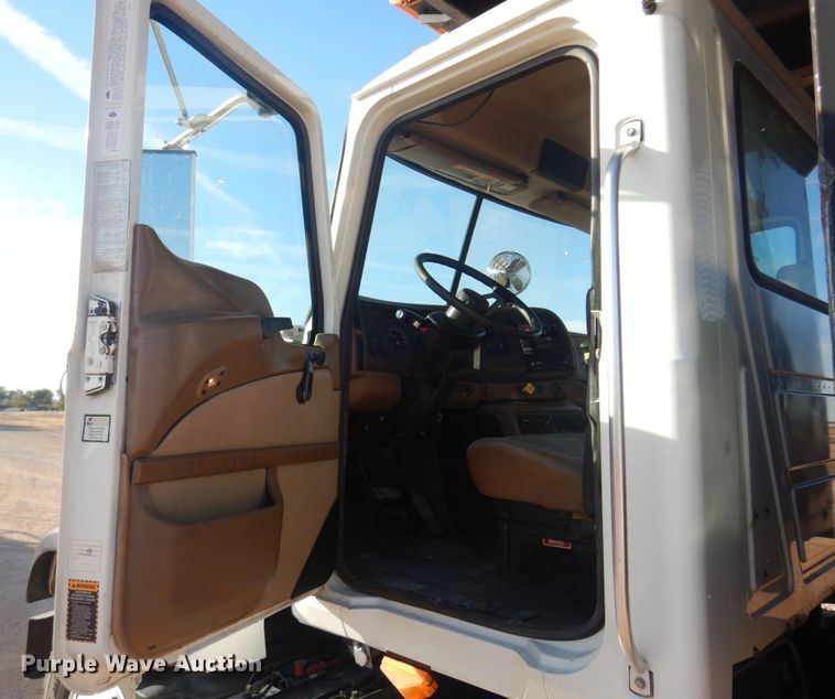 image for item KO9918 2005 Mack CV713  rollback truck