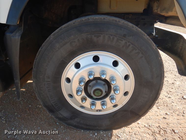 image for item KO9918 2005 Mack CV713  rollback truck