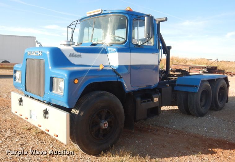 image for item KO9920 1983 Mack 400  semi truck