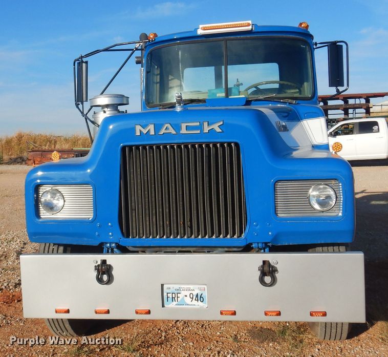 image for item KO9920 1983 Mack 400  semi truck
