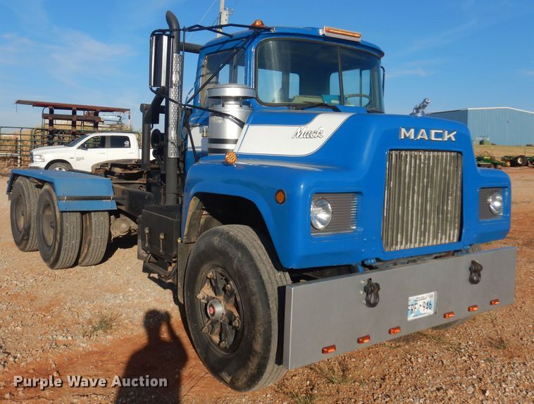 image for item KO9920 1983 Mack 400  semi truck