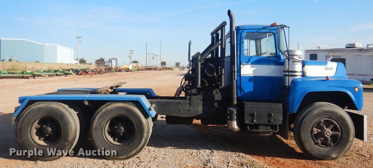 image for item KO9920 1983 Mack 400  semi truck