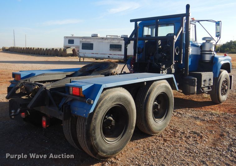 image for item KO9920 1983 Mack 400  semi truck