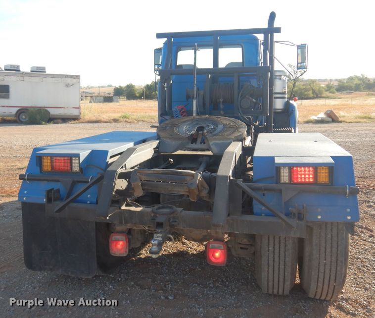 image for item KO9920 1983 Mack 400  semi truck