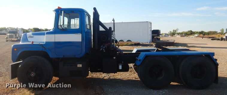 image for item KO9920 1983 Mack 400  semi truck