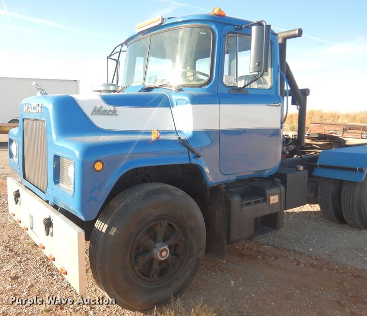 image for item KO9920 1983 Mack 400  semi truck