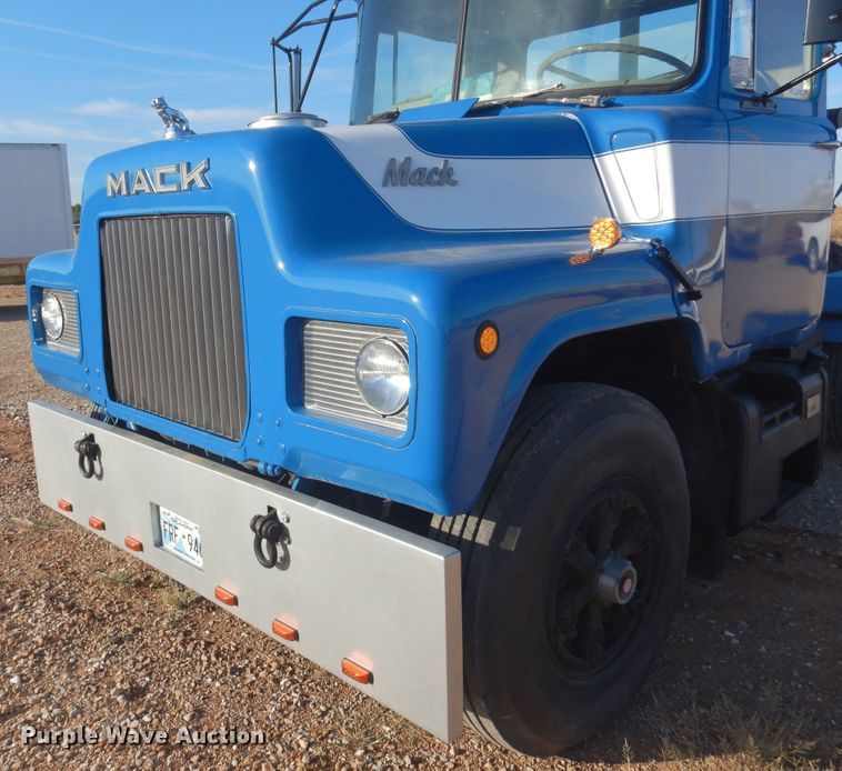 image for item KO9920 1983 Mack 400  semi truck