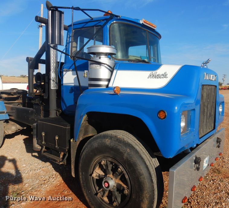 image for item KO9920 1983 Mack 400  semi truck