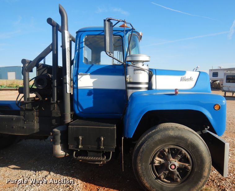 image for item KO9920 1983 Mack 400  semi truck