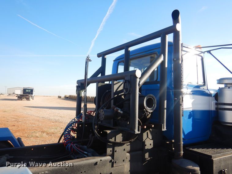 image for item KO9920 1983 Mack 400  semi truck