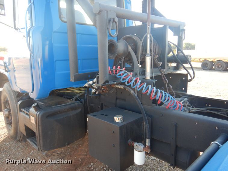 image for item KO9920 1983 Mack 400  semi truck