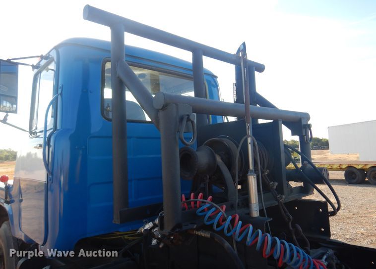 image for item KO9920 1983 Mack 400  semi truck