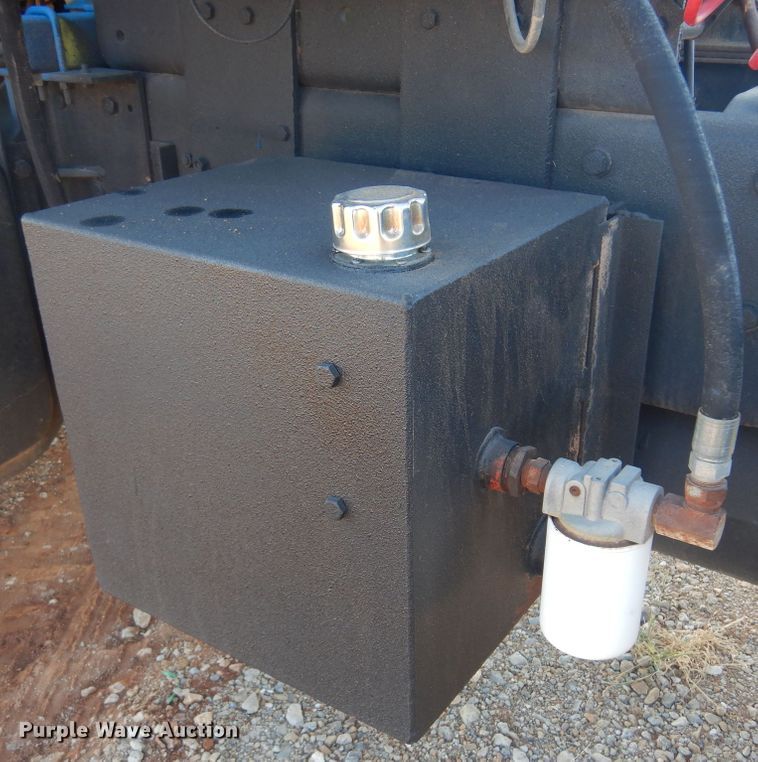 image for item KO9920 1983 Mack 400  semi truck