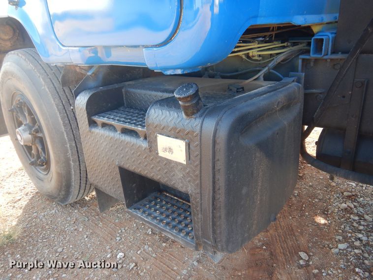 image for item KO9920 1983 Mack 400  semi truck