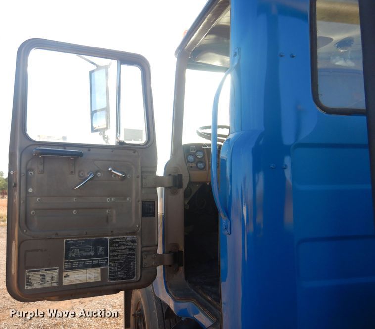 image for item KO9920 1983 Mack 400  semi truck