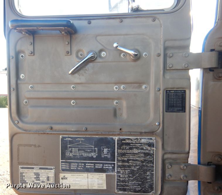 image for item KO9920 1983 Mack 400  semi truck