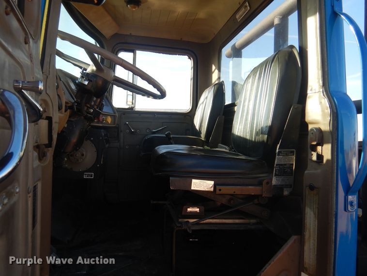 image for item KO9920 1983 Mack 400  semi truck