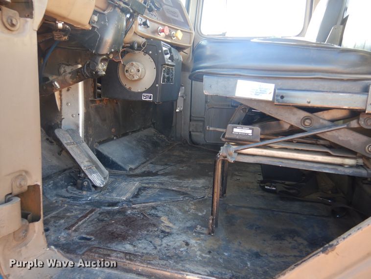 image for item KO9920 1983 Mack 400  semi truck