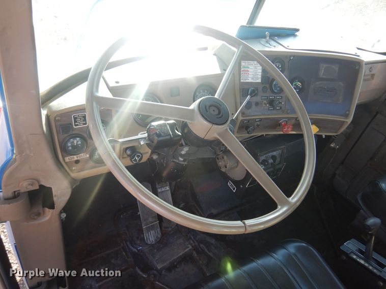 image for item KO9920 1983 Mack 400  semi truck