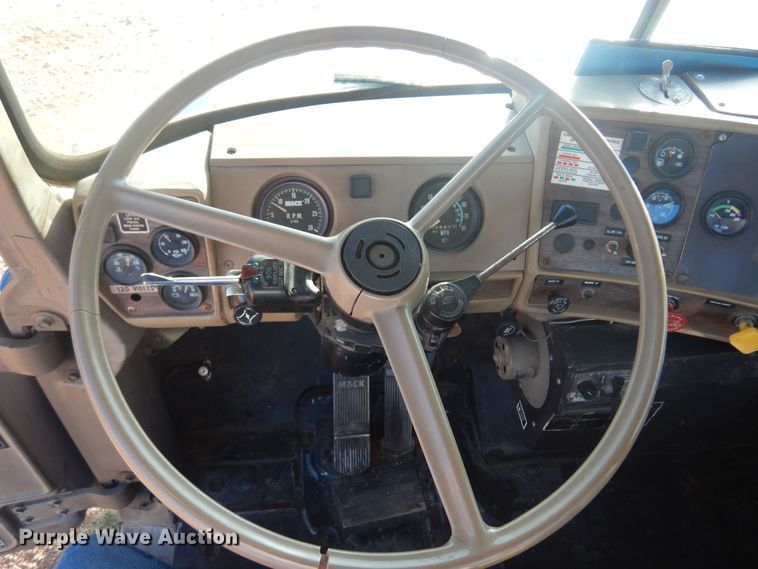 image for item KO9920 1983 Mack 400  semi truck