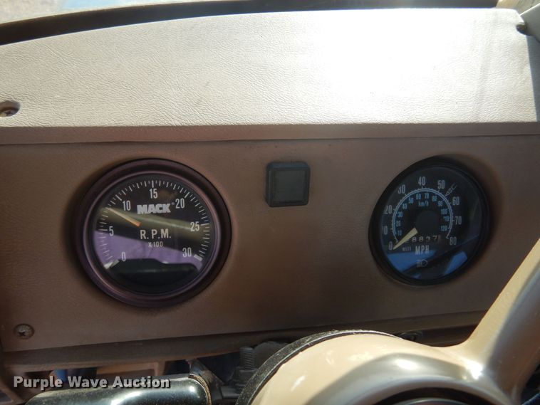 image for item KO9920 1983 Mack 400  semi truck